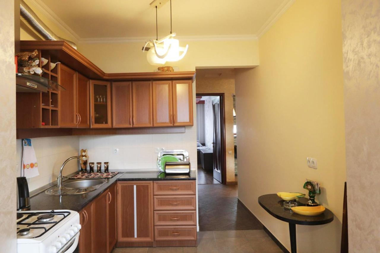 Luxury Apartments In Center Yerevan Exterior photo